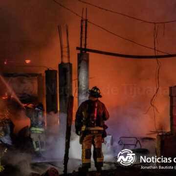 Incendio consume una vivienda y daña dos más