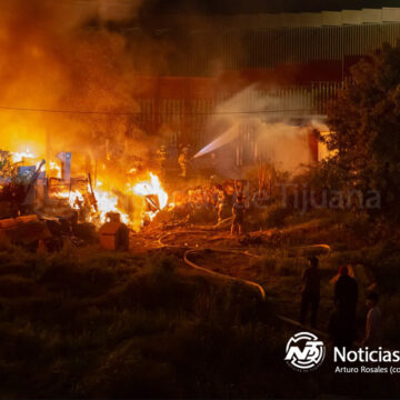 4 Seis casas improvisadas consumidas por el fuego en la colonia Nido de las Águilas