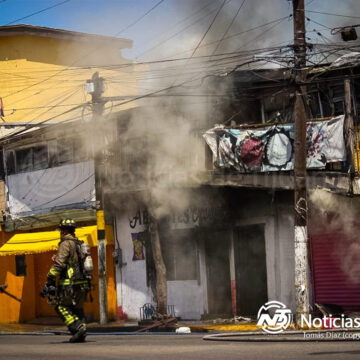 Incendio consume tienda de abarrotes y cuartería en Zona Centro