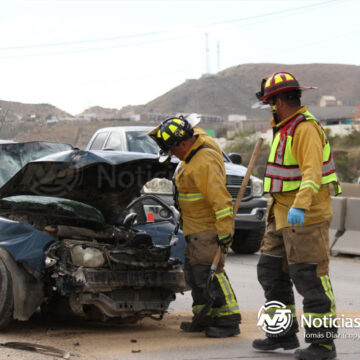 Conductor termina con fracturas tras chocar contra muro en el bulevar 2000