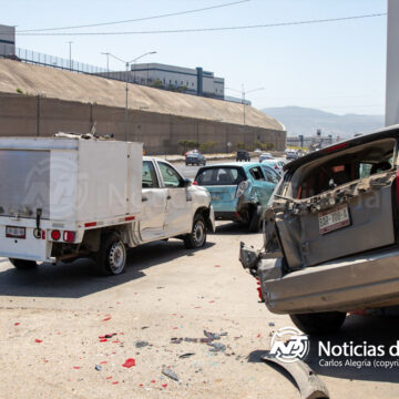 Camioneta de servicio público choca contra dos vehículos en bulevar 2000