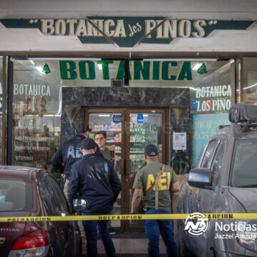 Balean a Santero en plaza San Jorge en el interior de botánica “Los Pinos”