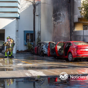 7 Incendian tres vehículos en Zona Río; no hay lesionados, solo daños materiales