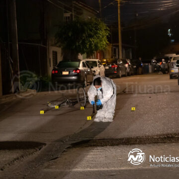 Hombre es ejecutado a balazos a bordo de su bicicleta en la colonia Simón Bolívar