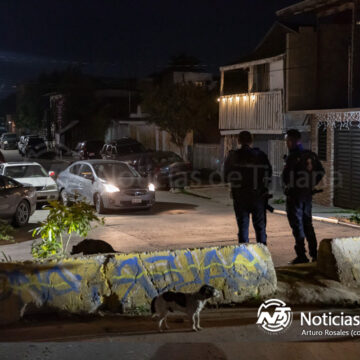 8 Automóvil Dodge Attitude se incendia tras recibir disparos en Camino Verde