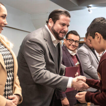 8 Toma protesta Ismael Burgueño a niñas y niños funcionarios honorarios por un día