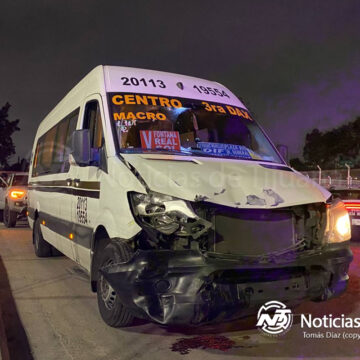 Choque entre transporte público y tractocamión deja 20 pasajeros atendidos