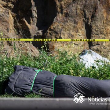 Ciudadanos localizan cuerpo encobijado en la carretera Tecate-Tijuana