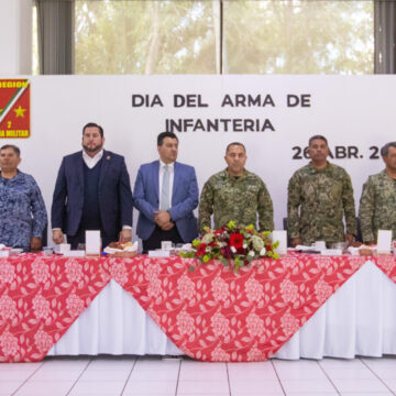 w Asiste presidente municipal Ismael Burgueño a la ceremonia conmemorativa del Día del Arma de Infantería