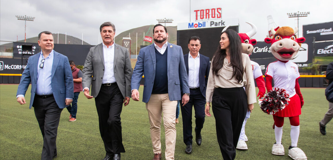 Abandera Ismael Burgueño equipo de béisbol “Toros de Tijuana” rumbo a la temporada 2025