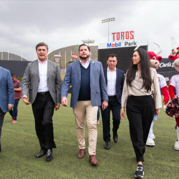 xcv Abandera Ismael Burgueño equipo de béisbol “Toros de Tijuana” rumbo a la temporada 2025