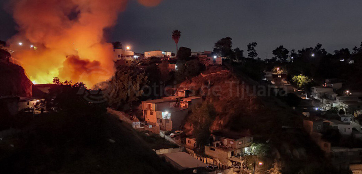 Dos casas consumidas por incendio en Cañón de las Palmeras
