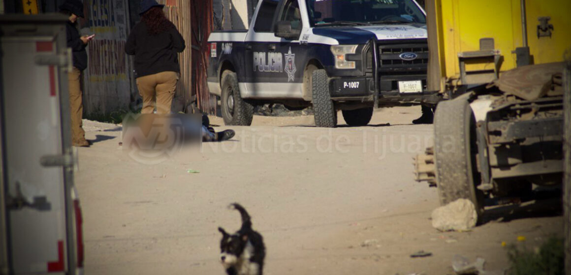 1 Localizan cuerpo encobijado junto a “narcomensaje”
