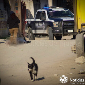 Localizan cuerpo encobijado junto a “narcomensaje”