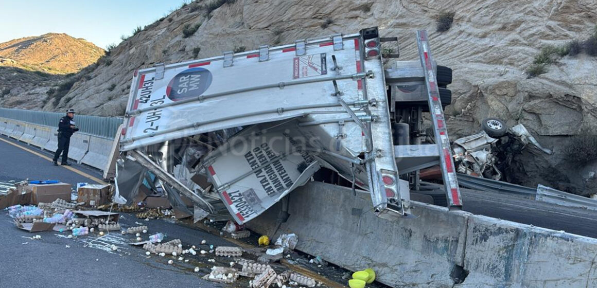 Volcadura de tractocamión provoca cierre temporal en la carretera Mexicali-Tijuana