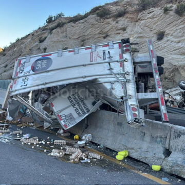 Volcadura de tractocamión provoca cierre temporal en la carretera Mexicali-Tijuana