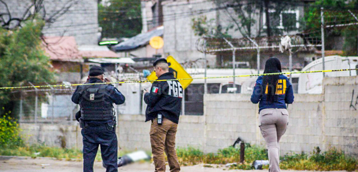 1 Localizan el cuerpo sin vida de una persona junto a una cartulina