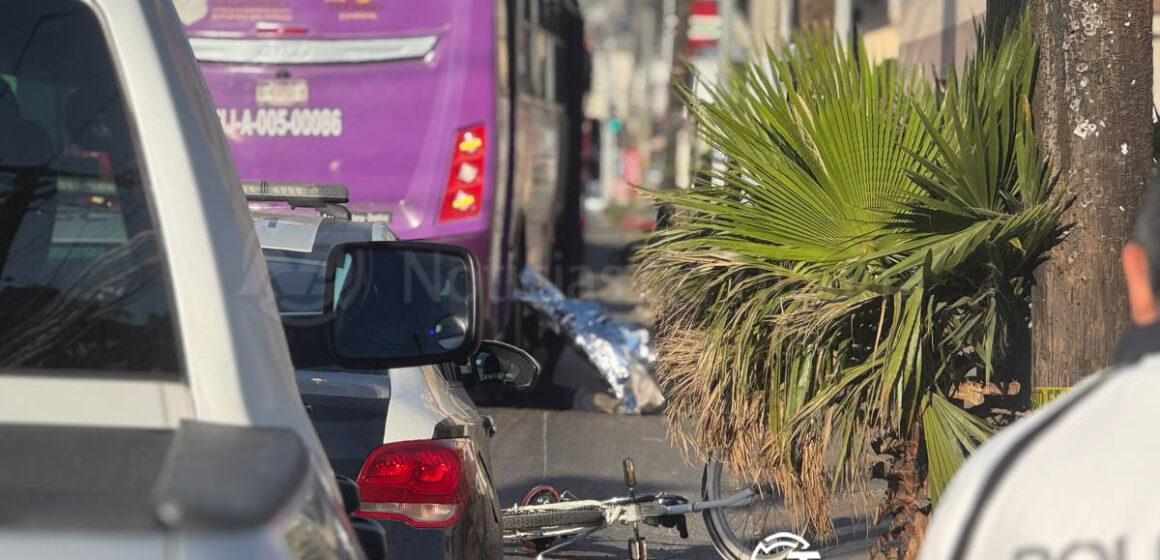 1 Ciclista fallece atropellado por camión exclusivo para mujeres