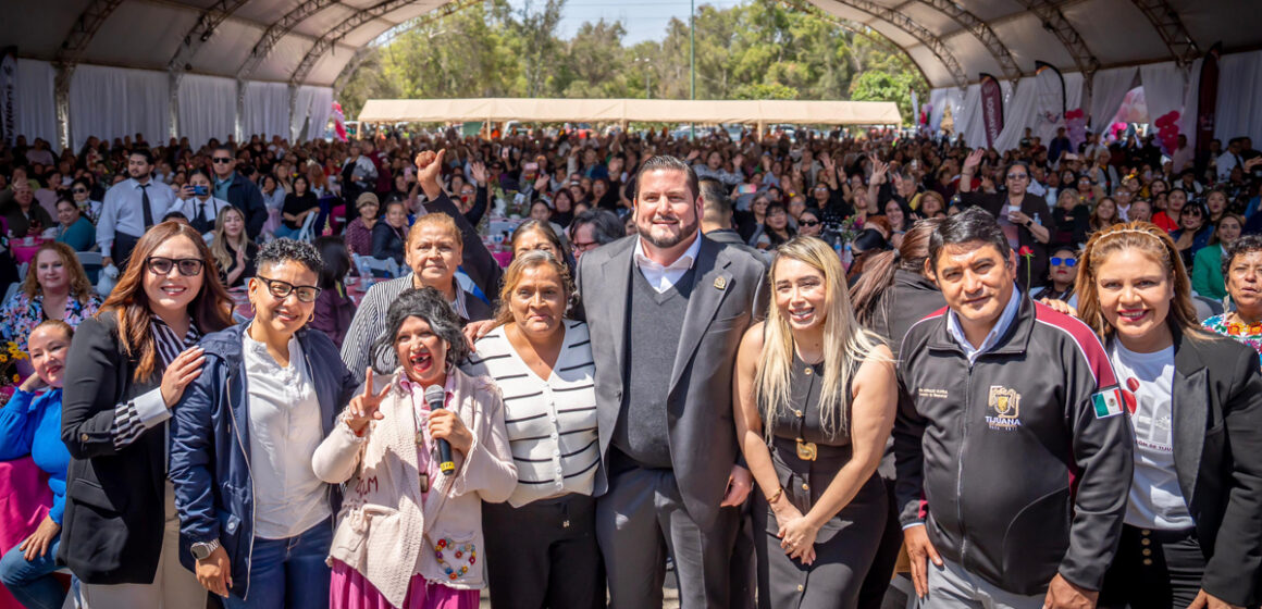 2 Encabeza presidente municipal celebración del Día de las Madres