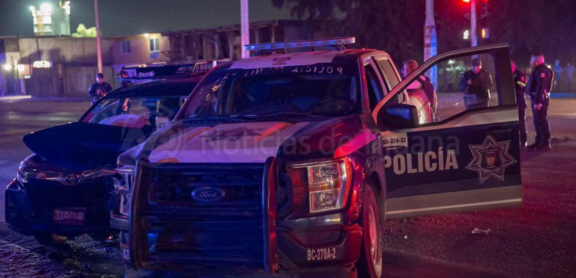 2 Patrulla de la policía municipal se impacta contra vehículo particular