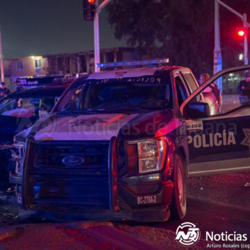Patrulla de la policía municipal se impacta contra vehículo particular