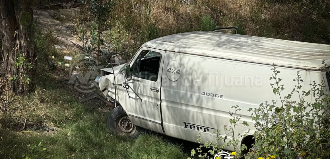 2 Comerciante hospitalizado tras chocar y caer a canalización en El Presidentes