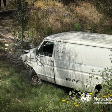 Comerciante hospitalizado tras chocar y caer a canalización en El Presidentes