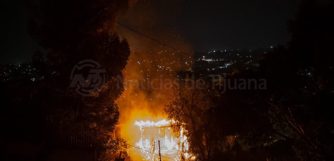Incendio consume vivienda de dos pisos en colonia Libertad