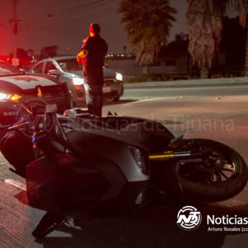 Balean estadounidense a bordo de su motoneta en el bulevar Cuauhtémoc