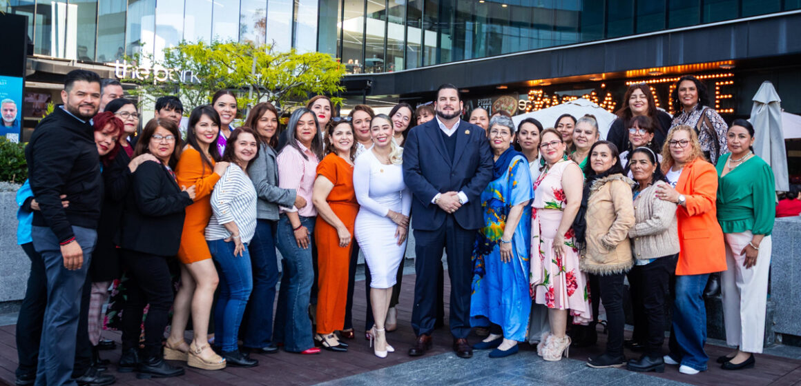 3 Acompaña Ismael Burgueño a docentes en celebración del Día de las Madres