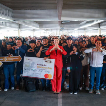 Encabeza gobernadora entrega de tarjetas “Jóvenes Escribiendo el Futuro”