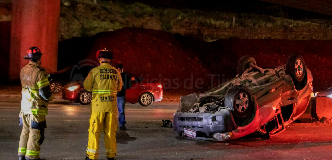 3 Volcadura y choque en Bulevar Alberto Limón Padilla