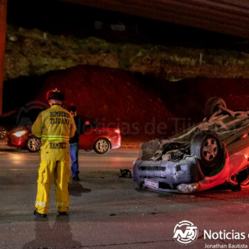 Volcadura y choque en Bulevar Alberto Limón Padilla