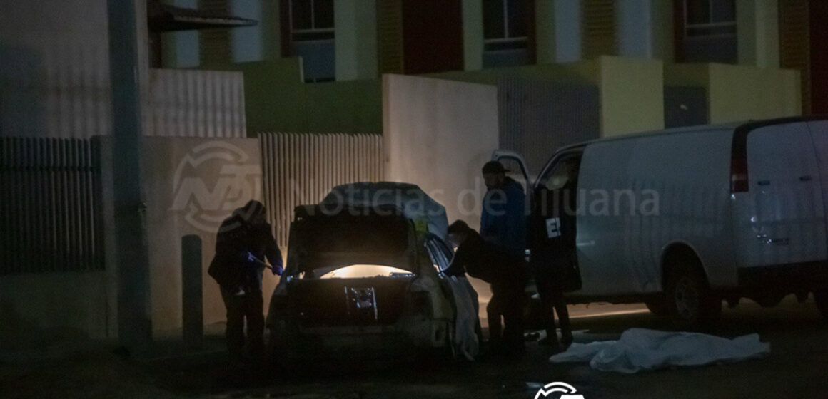 Bomberos localizan tres cadáveres carbonizados en vehículo incendiado en Valle del Sol