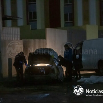 Bomberos localizan tres cadáveres carbonizados en vehículo incendiado en Valle del Sol