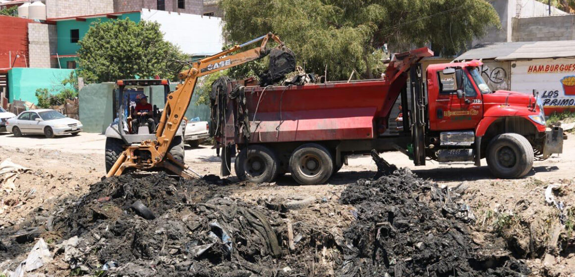 3 Gobierno Municipal limpia pluvial en Ejido Matamoros