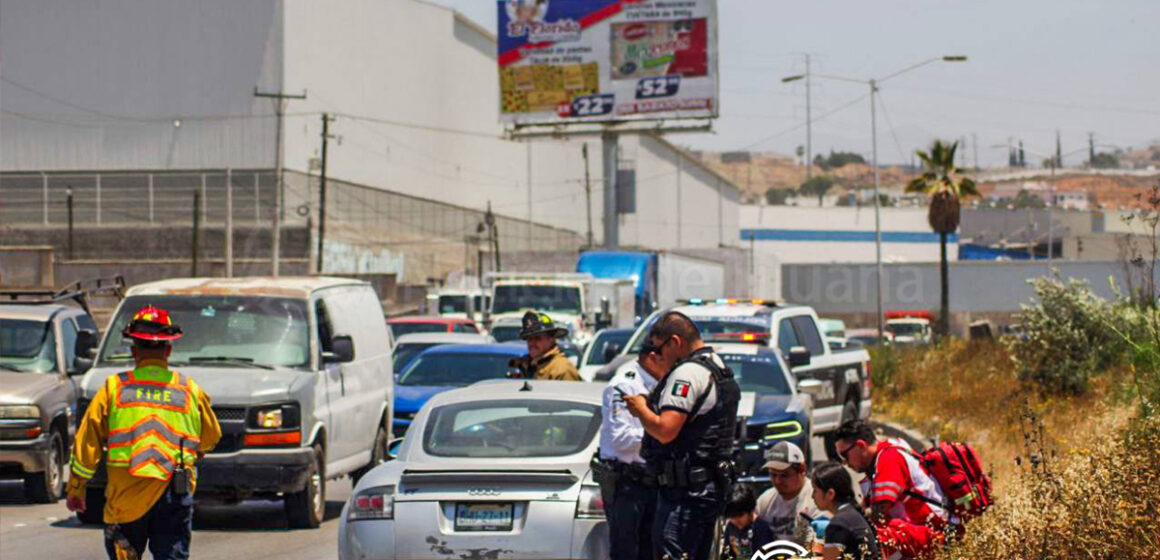 Trasladan a hospital a madre e hijo tras accidente vehicular en la Vía Rápida