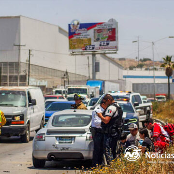 Trasladan a hospital a madre e hijo tras accidente vehicular en la Vía Rápida