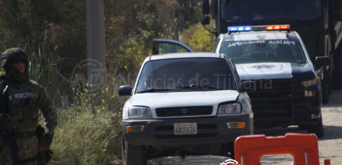 4 Municipales localizan vehículo con el cuerpo de una mujer en su interior