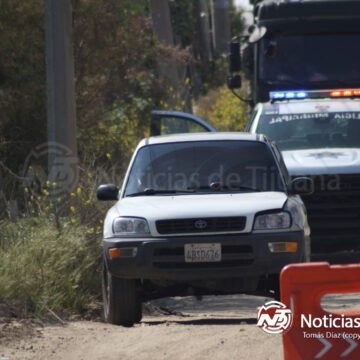 Municipales localizan vehículo con el cuerpo de una mujer en su interior