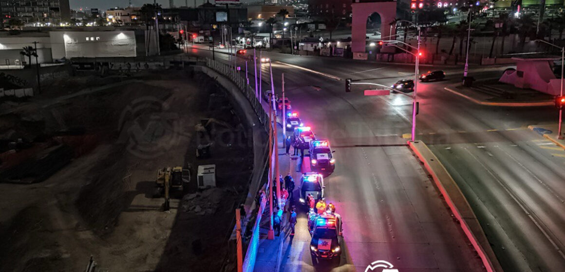 4 Conductor estadounidense choca su Tesla contra un cerco en el fraccionamiento Hipódromo