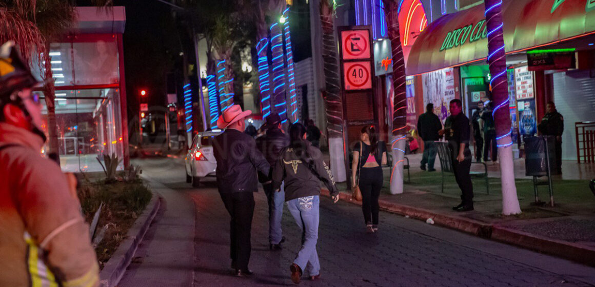 Bomberos atienden fuga de gas en discoteca Las Pulgas