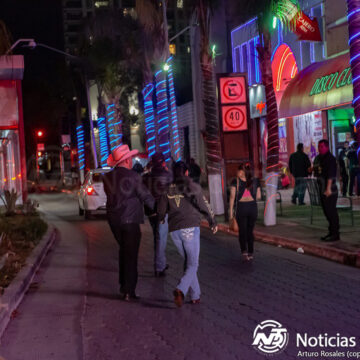 Bomberos atienden fuga de gas en discoteca Las Pulgas