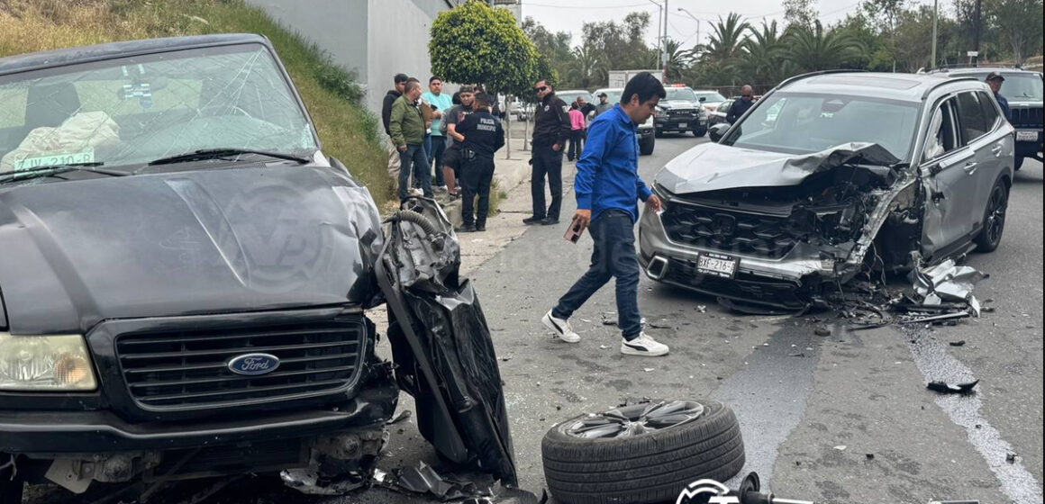 4 Mujer lesionada tras fuerte choque en Paseos del Guaycura