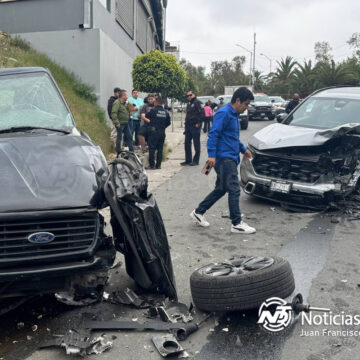 Mujer lesionada tras fuerte choque en Paseos del Guaycura