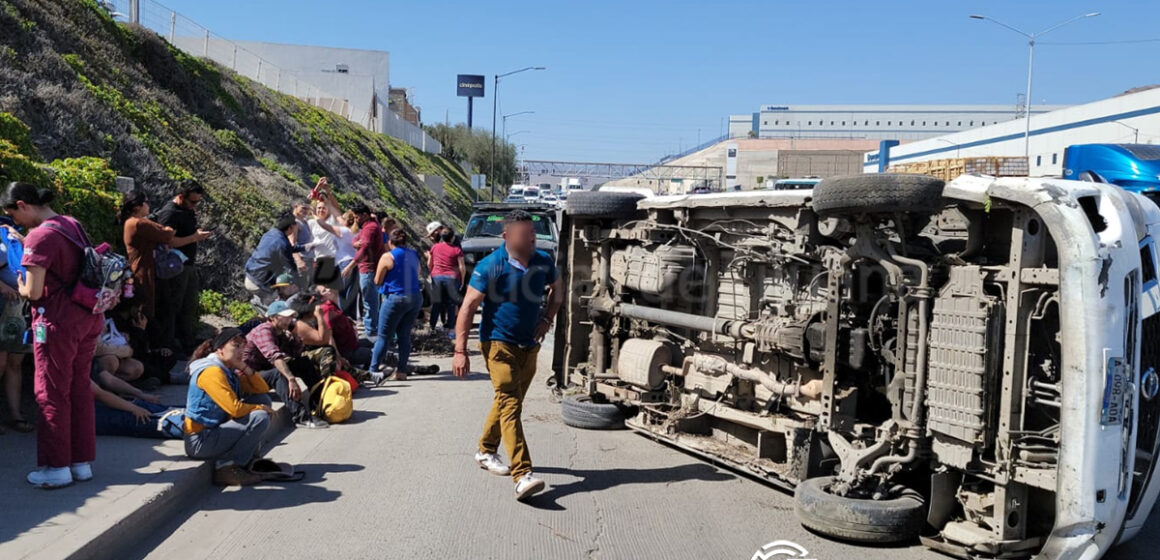 Taxi termina en volcadura tras quedarse sin frenos en el bulevar 2000