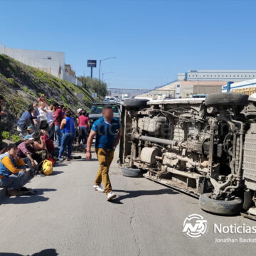 Taxi termina en volcadura tras quedarse sin frenos en el bulevar 2000