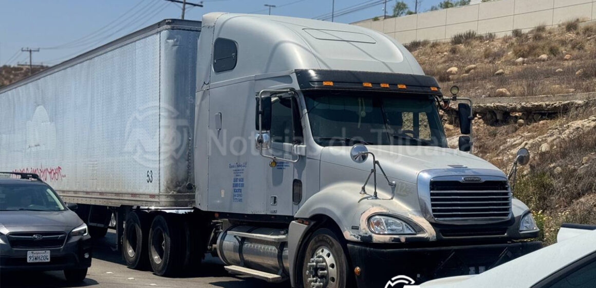 Motociclista sufre grave fractura en pierna tras accidente en la colonia Arenales B