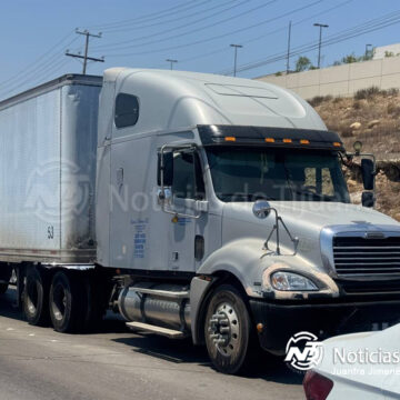 Motociclista sufre grave fractura en pierna tras accidente en la colonia Arenales B