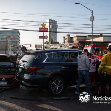 Congestionamiento en bulevar Salinas por accidente vehicular